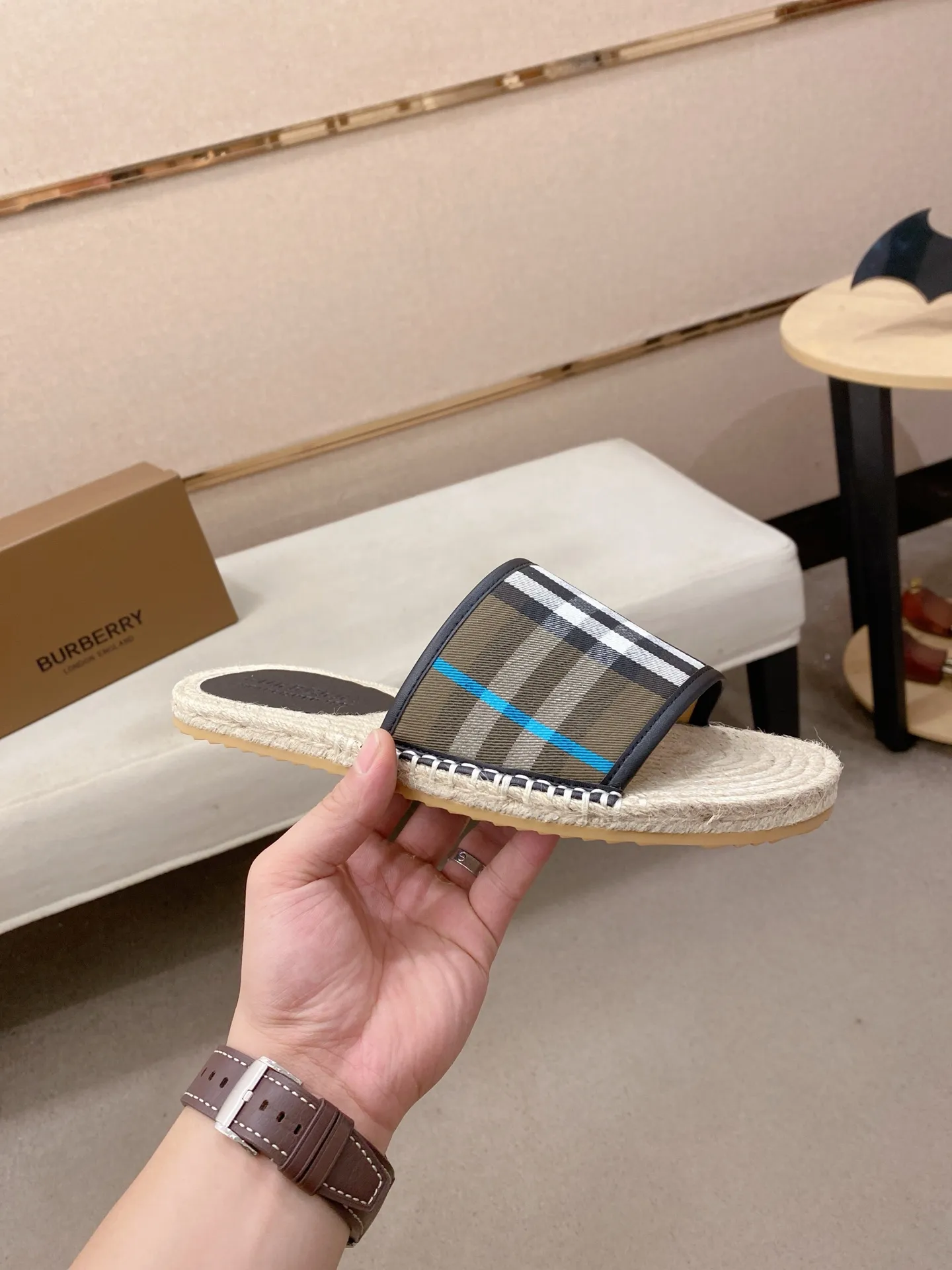 Factory price: 320💰 [Burberry slippers] High-end brand of men's shoes, official website 1:1 latest masterpiece: original mold customization, the fabric is made of imported original fabric, and the hemp rope upgraded outsole is lighter and non-slip. The market's top quality, simple yet tasteful, a must-have for fashionistas, fashionable at your feet, full of confidence, the same style at the counter 👍The season of summer slippers is here. Code: 38-44 Customized 45.46.47.